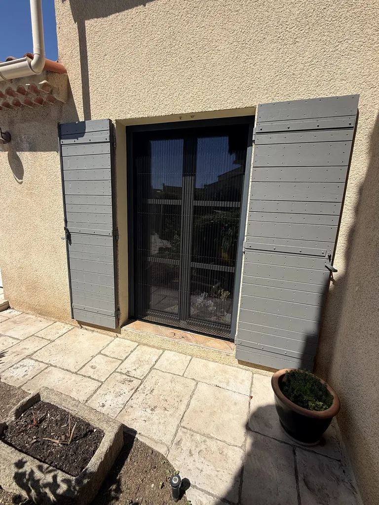 Mise en place de moustiquaire Enroulable et Plissea sur fos sur mer