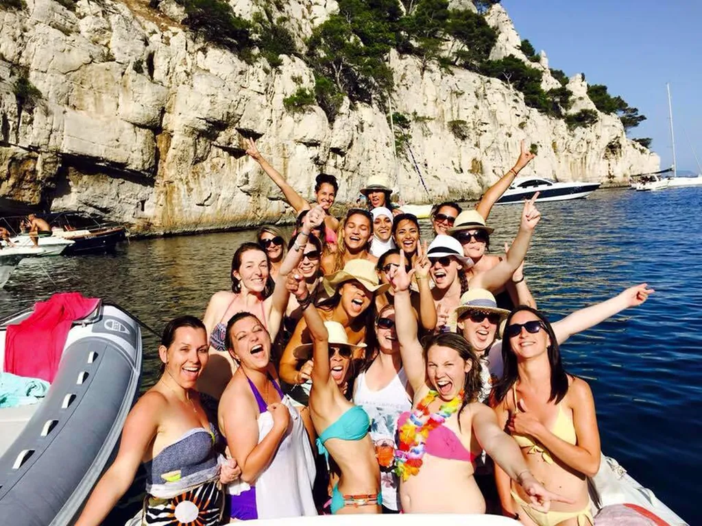 Future mariée et ses témoins en baignade dans une crique turquoise du Parc National des Calanques lors d'un EVJF avec L'Eden Boat