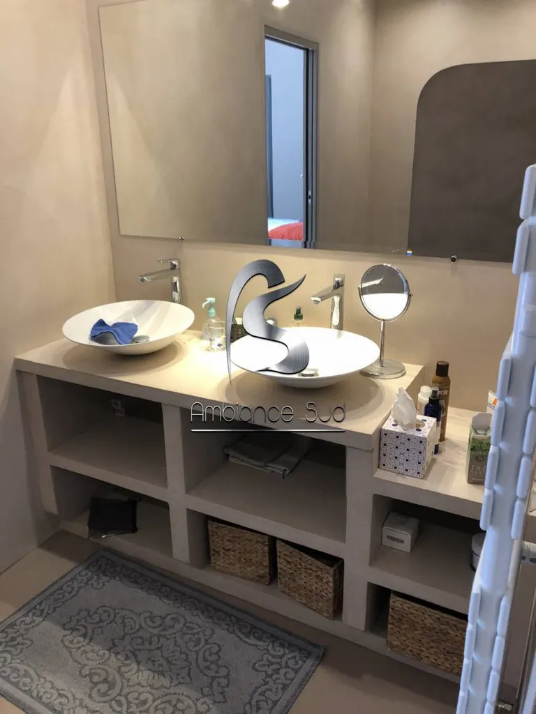 Rénover une salle de bain en béton ciré à proximité de Sanary-sur-Mer Var 83