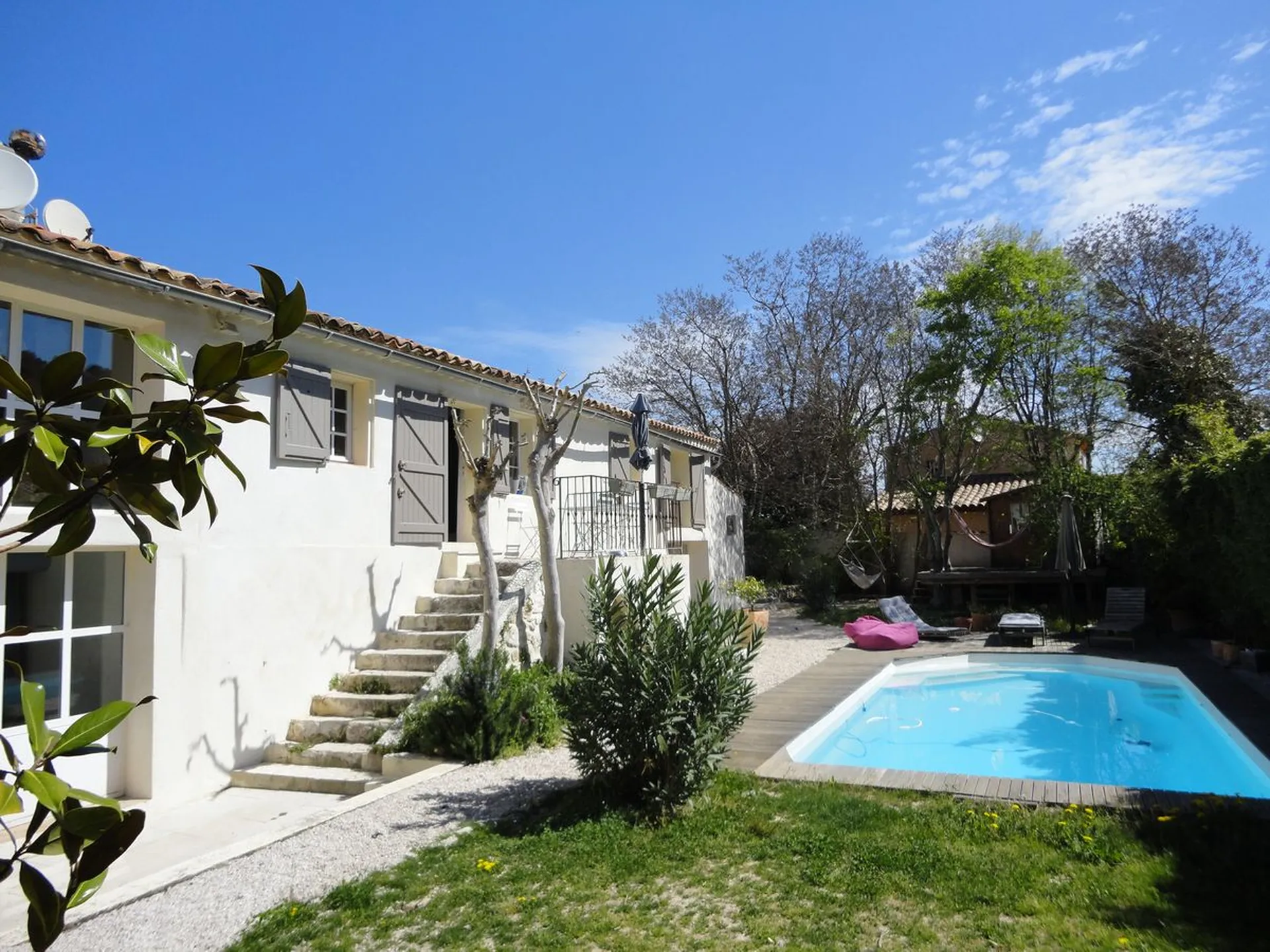 Corps de ferme rénové 5/6 Roquefort La Bédoule sur terrain paysager et piscine