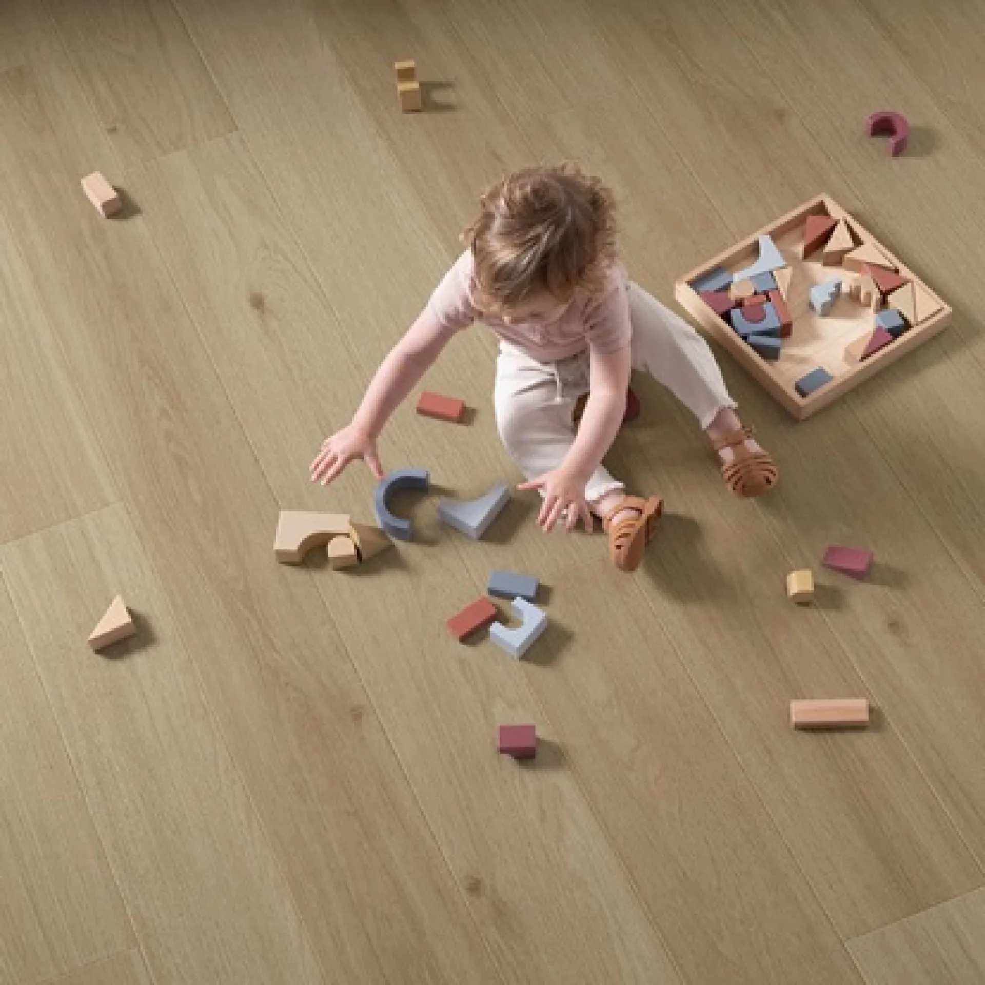 Parquet effet bois chaleureux posé à Maromme, aux portes de Rouen.