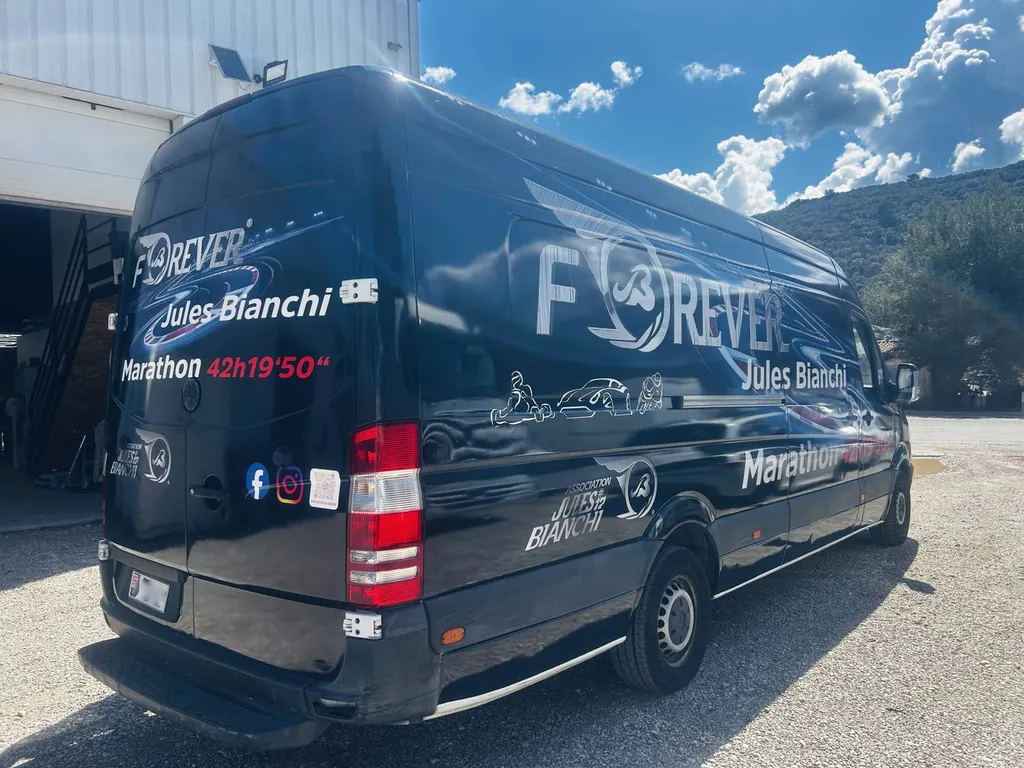 Flocage sur fourgon Mercedes Sprinter à Brignoles près de Hyères dans le Var