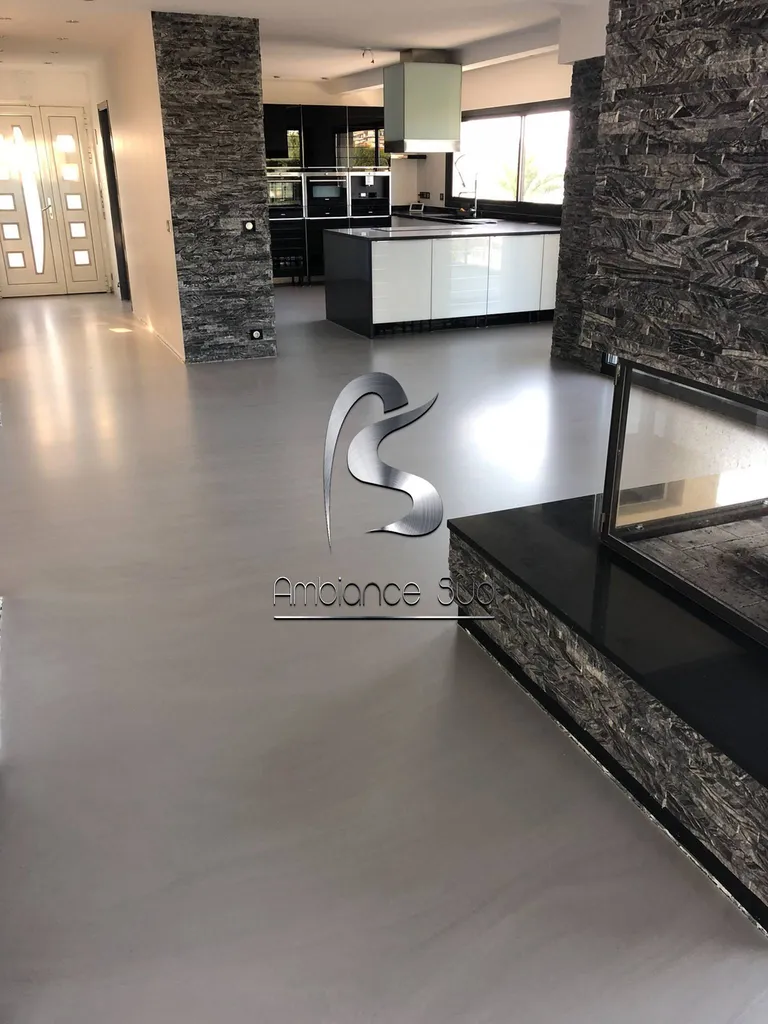 Application d'un béton ciré coulé dans une maison en rénovation