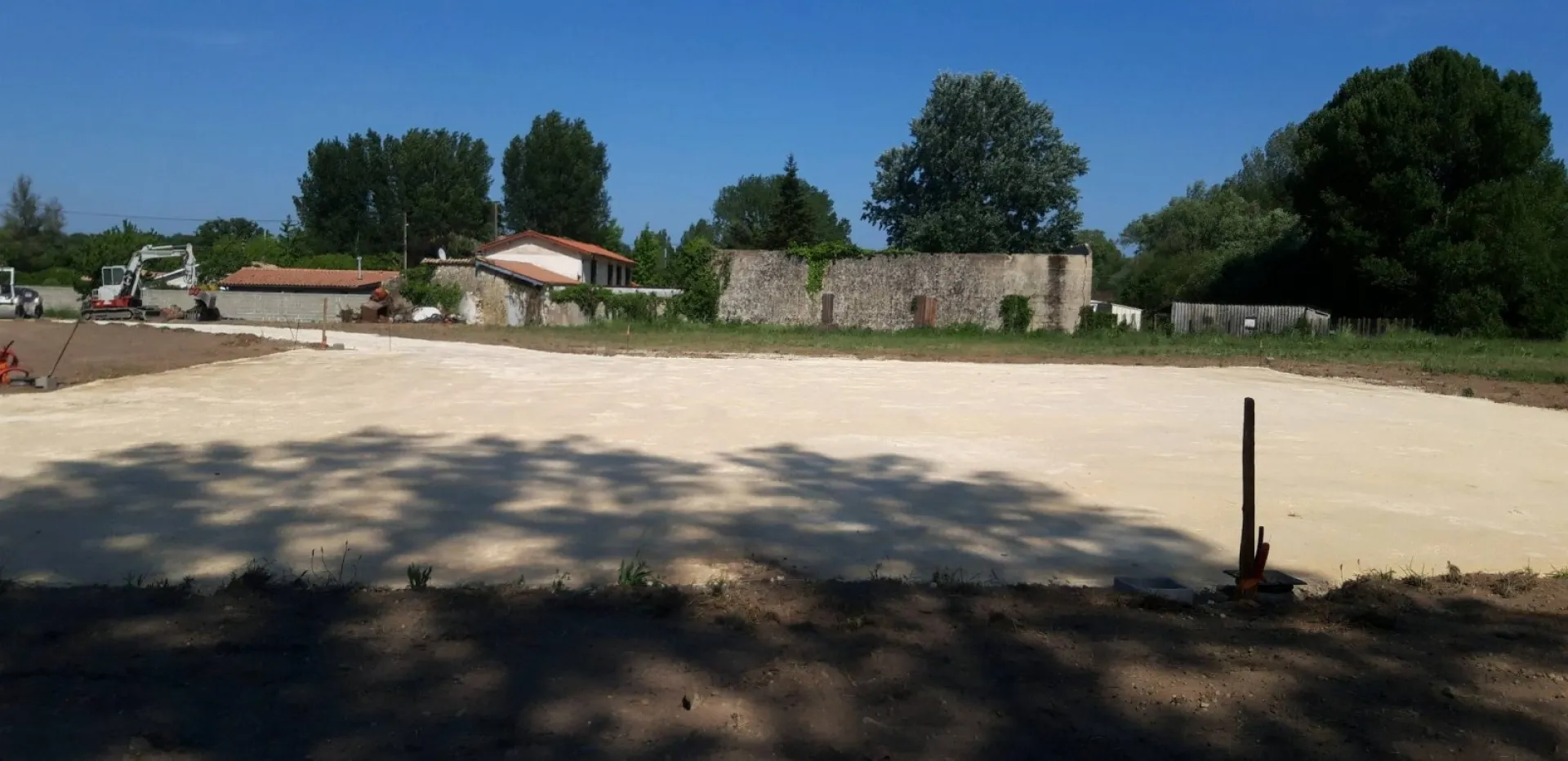 Terrassement d'une plate-forme par une entreprise spécialisée à Cadaujac en Gironde