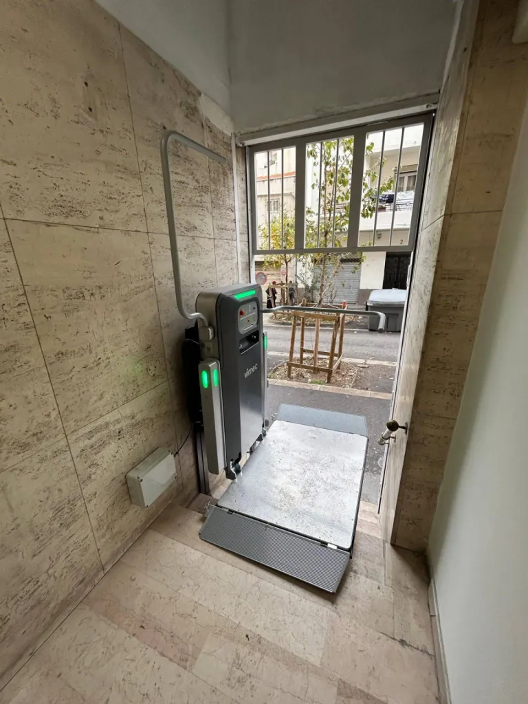 déploiement du volet latéral de la plateforme oblique sur escalier extérieur courbe à Marseille