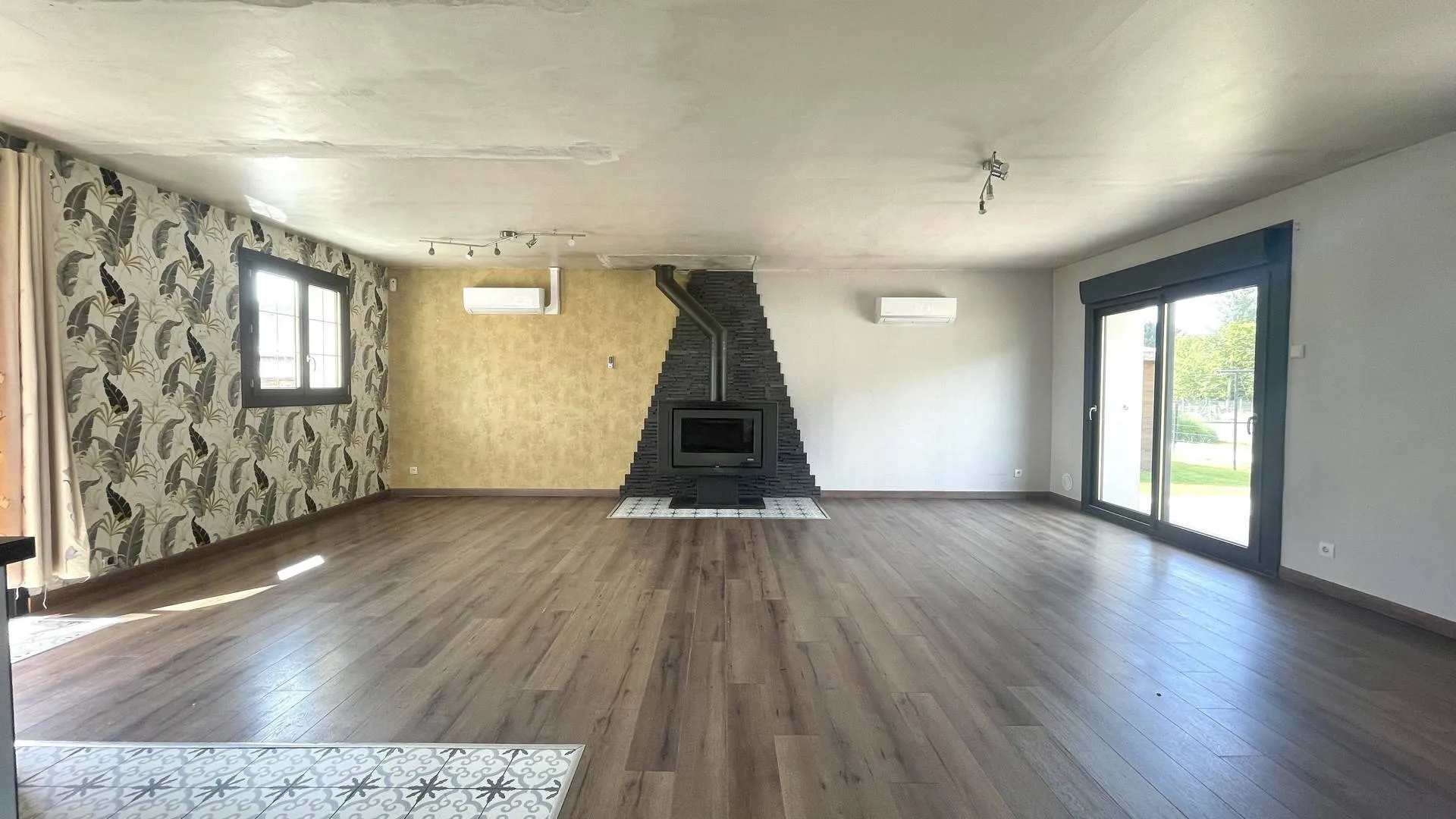 Maison à vendre avec grand séjour lumineux : Cette maison offre de plain-pied une entrée sur le séjour/salon de 43 m² avec ses baies vitrées ouvrant sur la terrasse