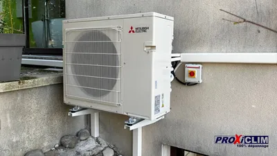 Climatisation réversible Groupe extérieur Mitsubishi Electric MXZ-5F10VF2 sur un support mural avec sectionneur de proximité 