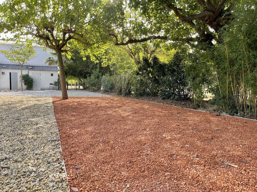 Création d’une allée stabilisée avec plaques Nidagravel et graviers décoratifs pour un aménagement paysager durable