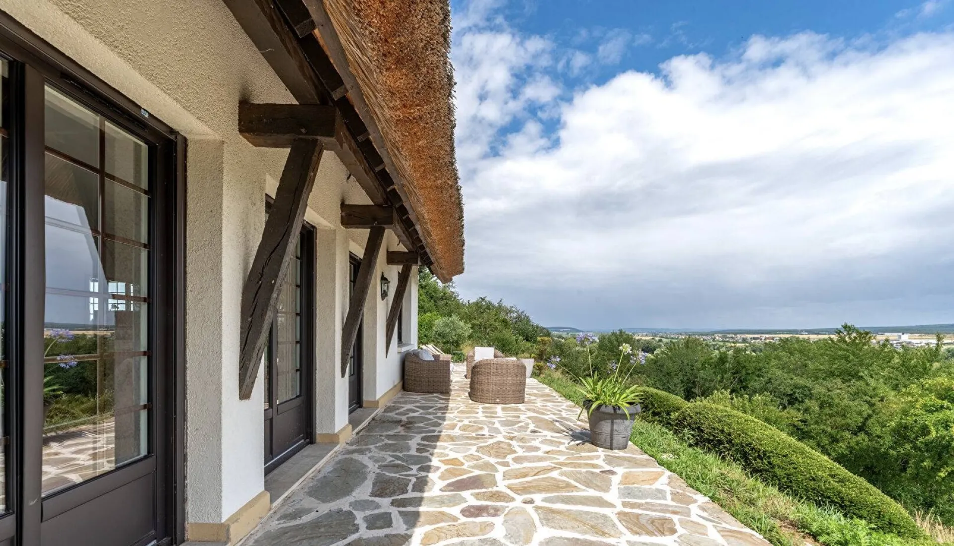 A saisir charmante chaumière de 221 m² édifiée sur un terrain de 5900 m² sur la commune de FRENEUSE 76410