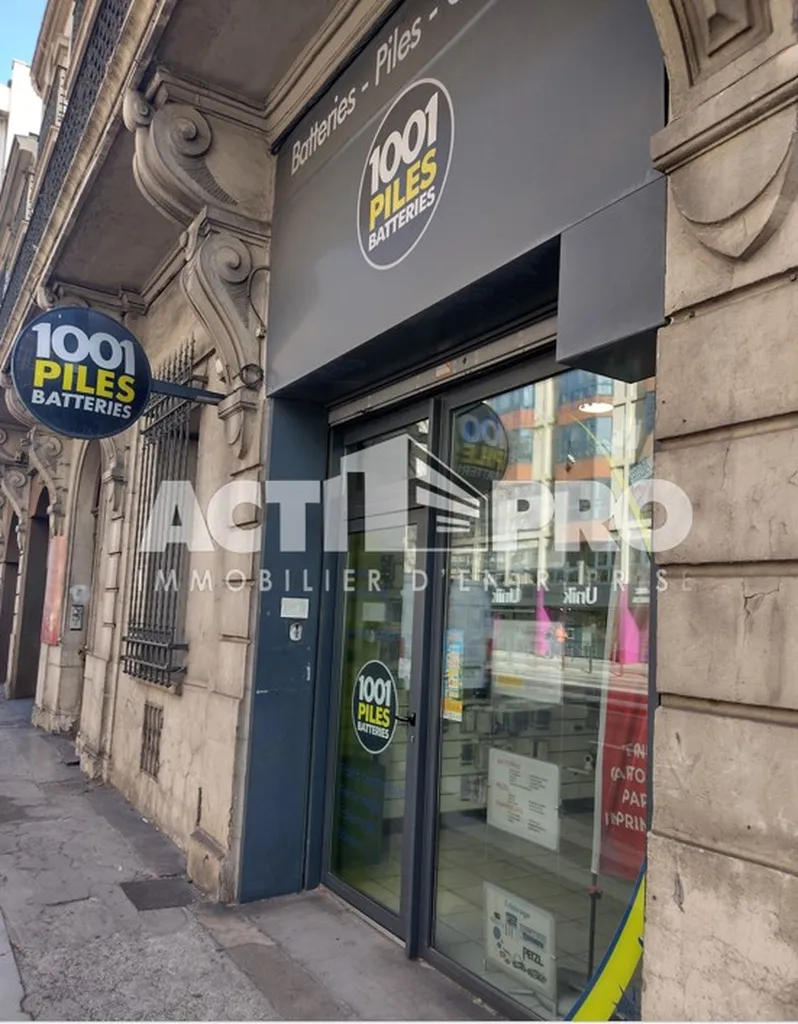 Local commercial de 100m² avec vitrine et rideau métallique à vendre sur axe passant à Perpignan.