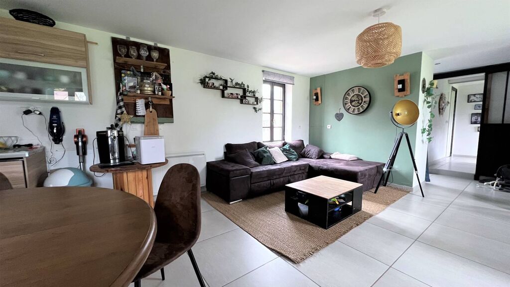 Découvrez cette chaleureuse longère, offrant des prestations de qualité à moins de 3h00 de Paris via l'autoroute A16 et A29.