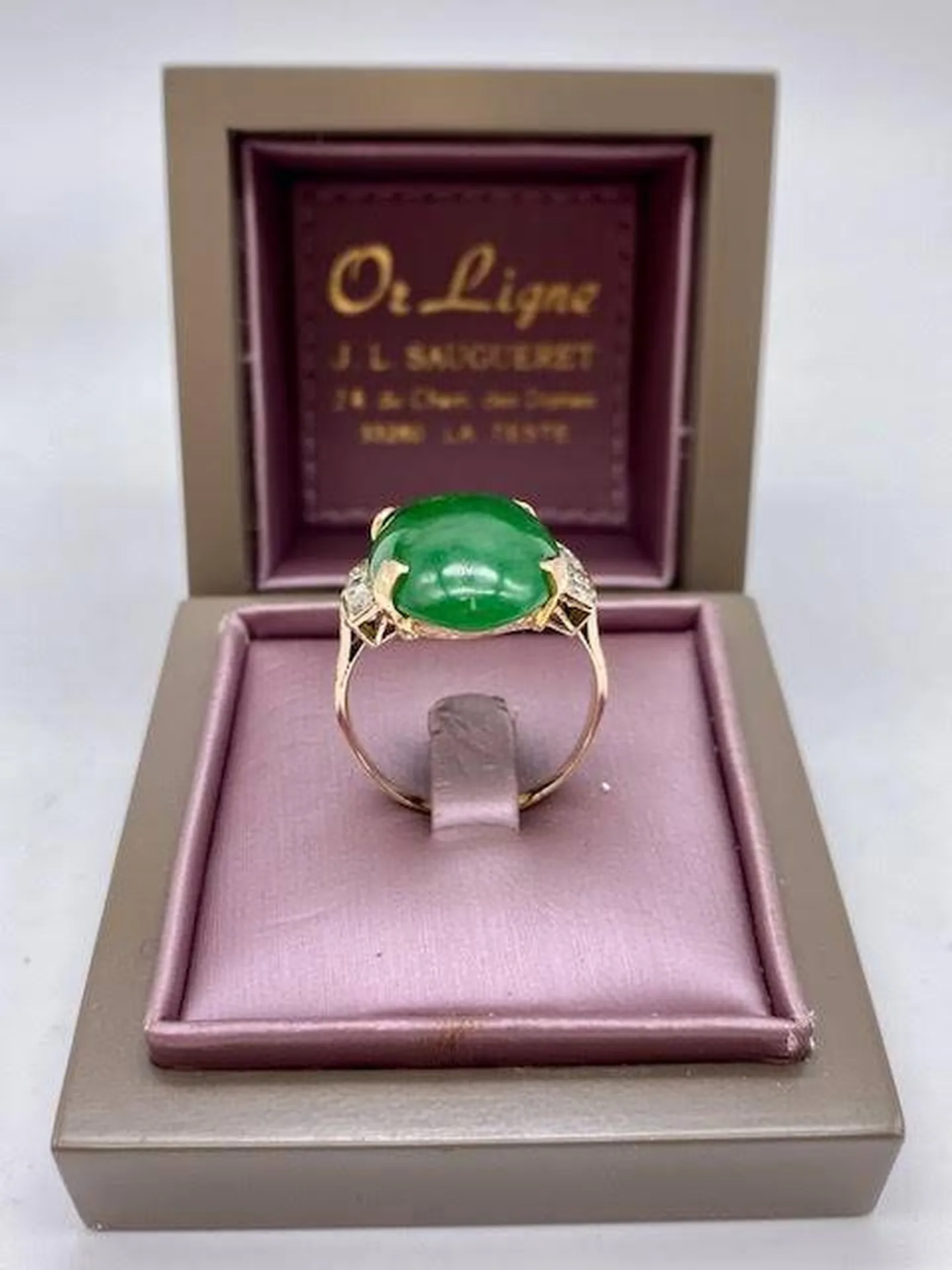Acheter une bague de seconde main en parfait état en or 750/1000ème et jade grâce à la vitrine de bijoux en dépôt vente chez Or Ligne à La Teste près de Biscarrosse