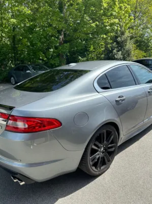 Gloss Obsession : Centre Esthétique Automobile près de Vannes Spécialisé en Installation de Film Solaire XPEL avec Blocage Infrarouge Jusqu'à 92% pour Jaguar XF R, Confort et Protection Garantis à Vie