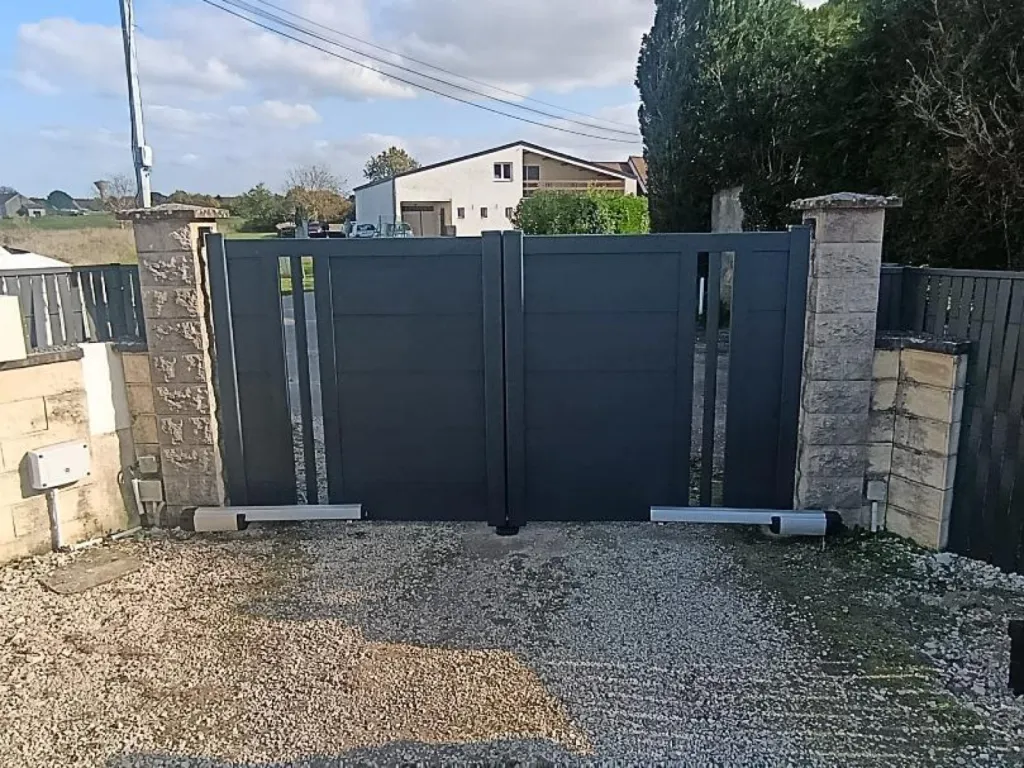 Installation d’un portail battant aluminium motorisé à Auxonne en Côte d'Or