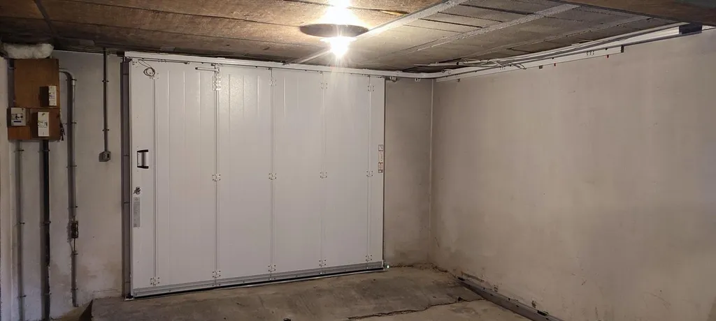 Porte de garage latérale isolante avec portillon intégré, haute sécurité, acier double paroi à Quetigny en Côte-d'Or
