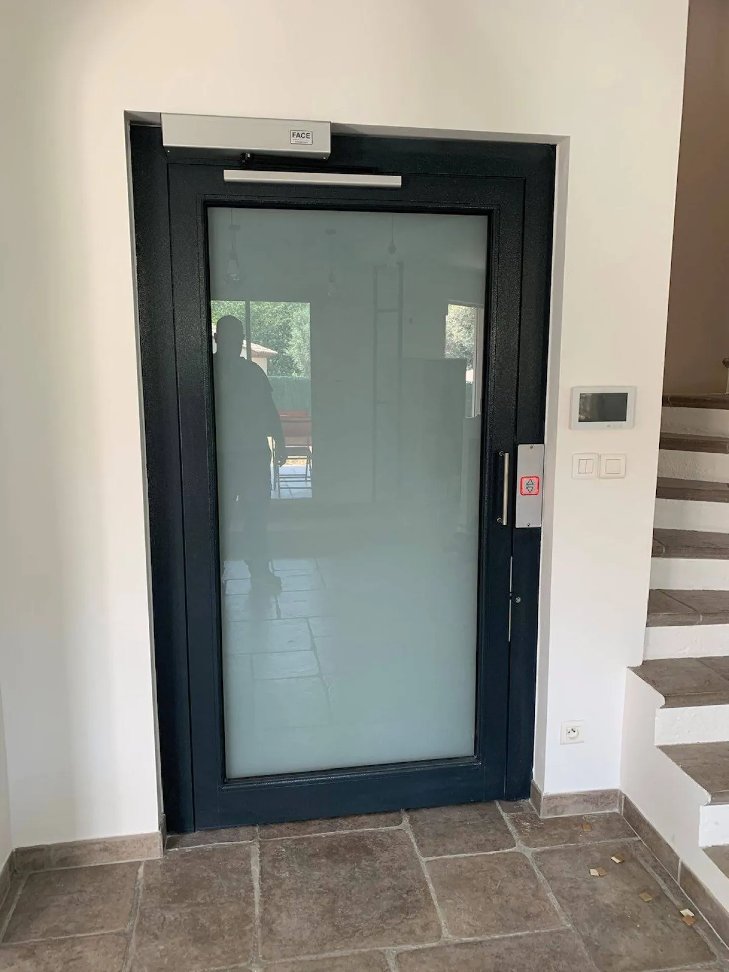 portes battantes motorisée VIMEC E10 chez un particulier à Carros près de Nice