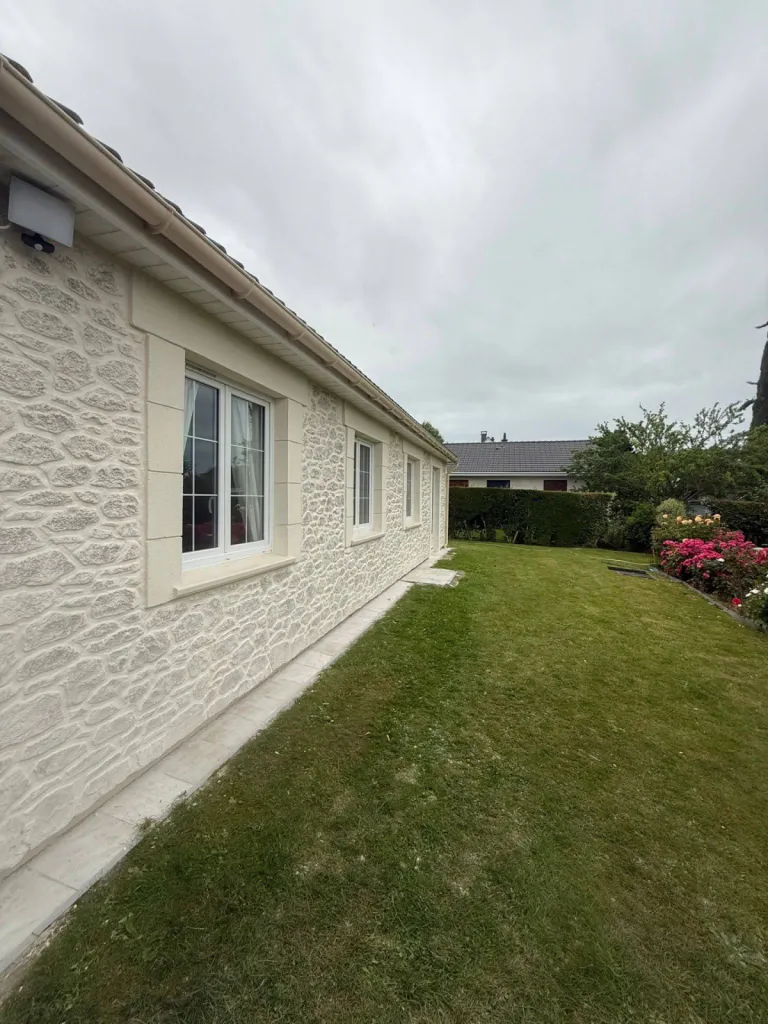 Le ravalement aspect pierre à la chaux aérienne pour les amateurs d'authenticité ou dans le cadre d'une obligation de conserver l'aspect d'origine pour les zones classées bâtiment de France