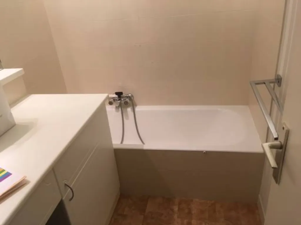 Remplacement d'une baignoire par douche sécurisée pour sénior à Bourgoin-Jallieu, Isère (38)