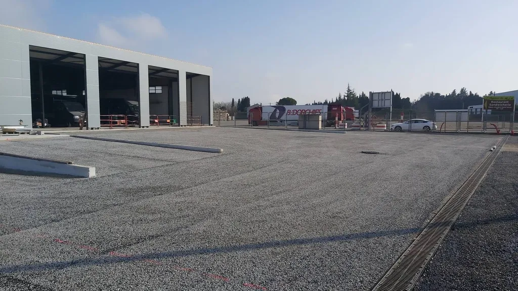 Réfection en gravillonnage bicouche du parking d'un garage à Chateaurenard dans les Bouches du Rhône