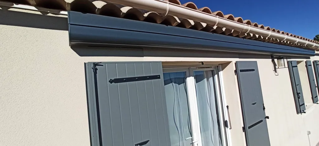 Installation de stores extérieur électrique gris anthracite dans le Luberon (84)