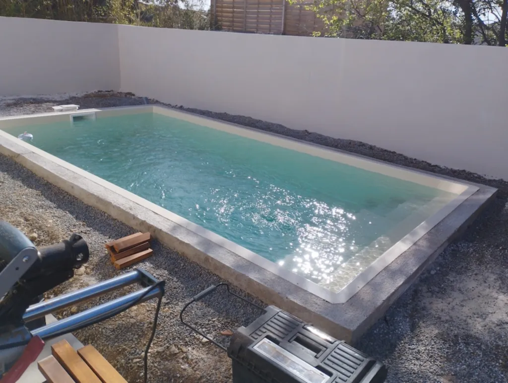 Contour de piscine en bois exotique Jatoba : esthétisme, confort et durabilité pour un extérieur haut de gamme à Montpeyroux proche de Montpellier