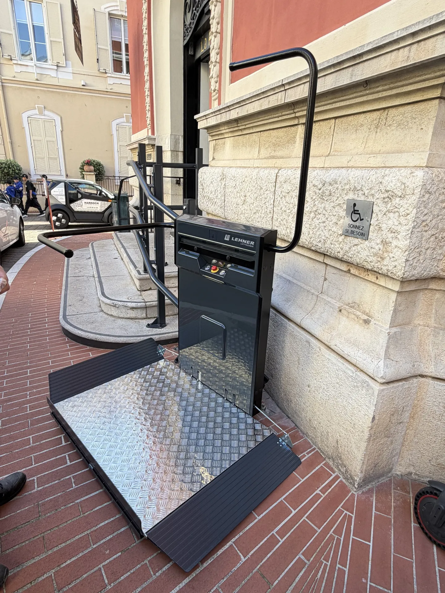 La plateforme inclinée Lehner Stratos NG prête à servir dans cet ERP près de Nice