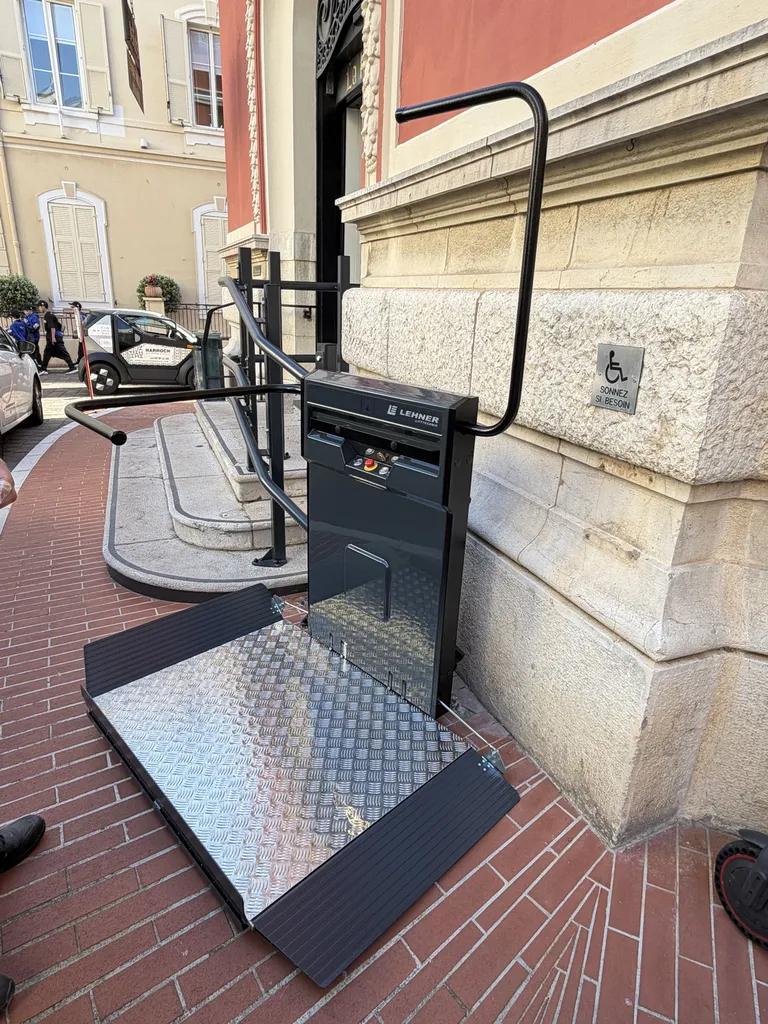 La plateforme inclinée Lehner Stratos NG prête à servir dans cet ERP près de Nice