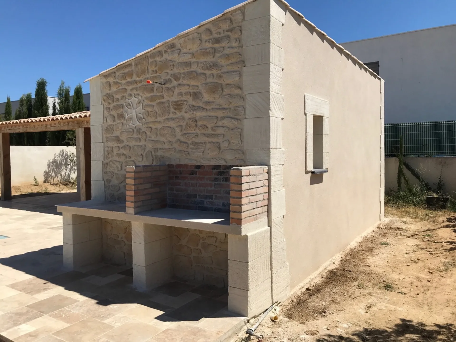 Pool House réalisé en EFFET PIERRE taillée à Lignan-sur-Orb proche de Béziers 
