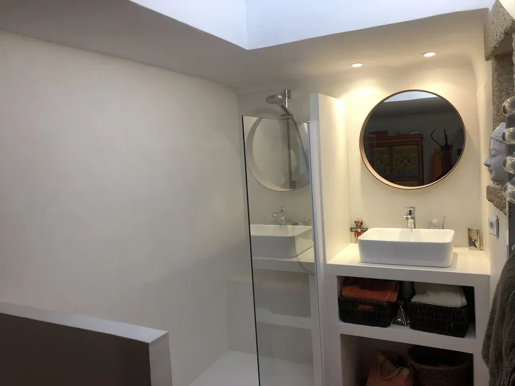 SALLE DE BAIN EN BETON CIRE TALOCHE A SIX FOUR LES PLAGES 83