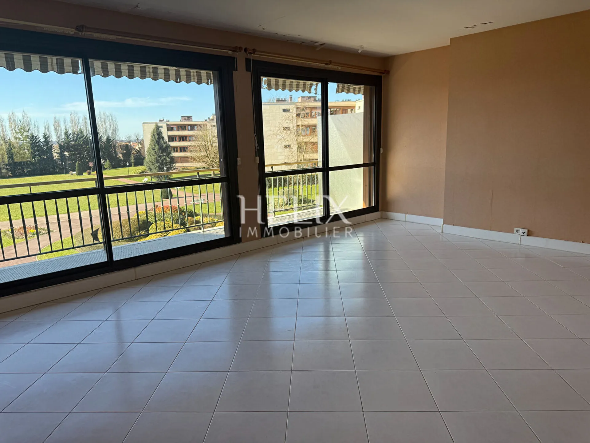 Noisy Le Roi très bel appartement dans une résidence recherchée, idéalement situé dans un environnement calme et arboré