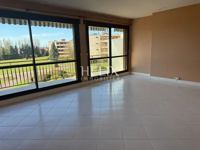 Noisy Le Roi très bel appartement dans une résidence recherchée, idéalement situé dans un environnement calme et arboré