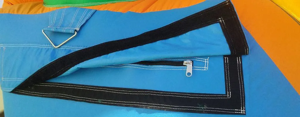 Réparation de la fermeture à glissière d'une entrée de structure gonflable en France.