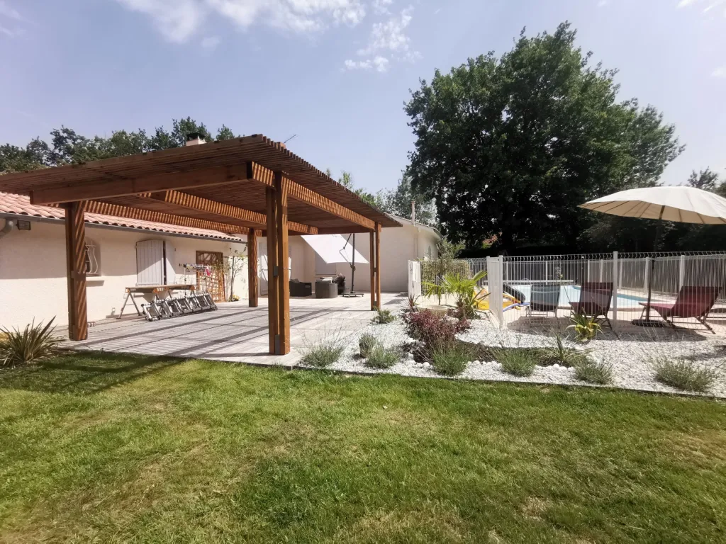 Aménager un espace salon extérieur sous pergola autoportée à Caussade