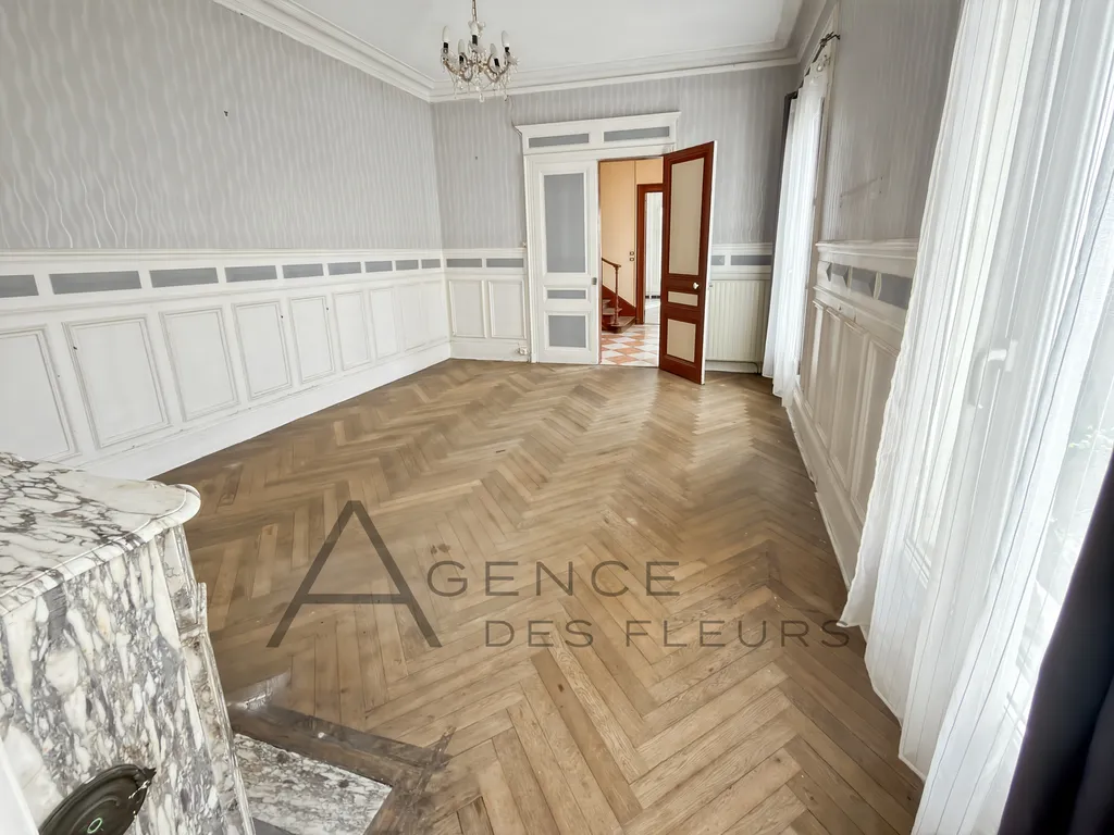 À vendre maison bourgeoise de 1900 à rénover de 172m² sur un terrain de 329m² sur la commune d'ELBEUF 76500