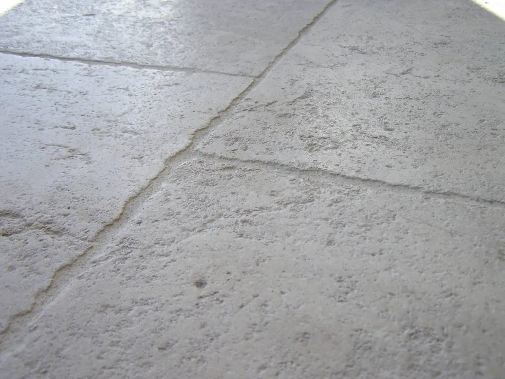 Dallage en pierre naturelle pour sol intérieur, terrasse et plage de piscine en extérieur. Quelle pierre choisir au 36 rue de Bourgogne à Paris ?