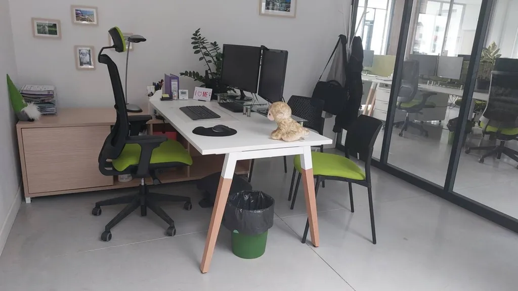 Aménagement d'un bureau avec écran acoustique et rangement à Montpellier