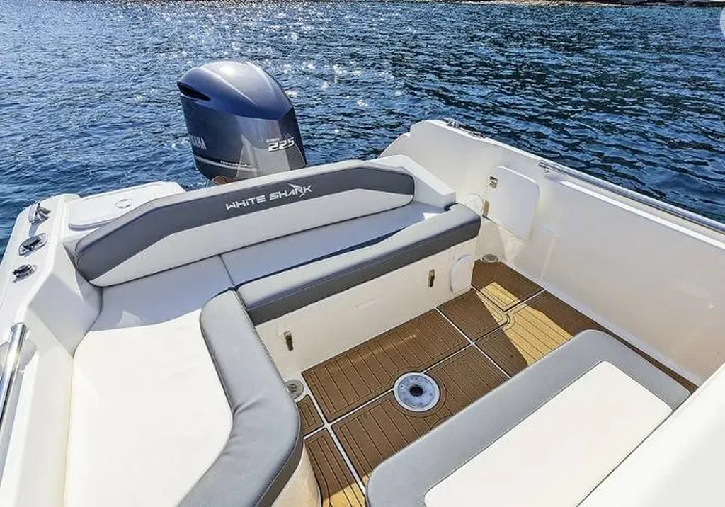 Acheter un bateau sportif habitable White-Shark Evo à Sanary-sur-Mer