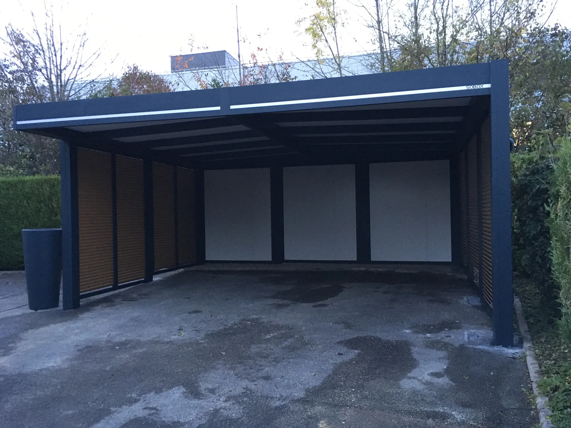 Réalisation d'un carport en aluminium pour deux voitures de 6m x 5.50m en teinte gris 7016 à Montbéliard