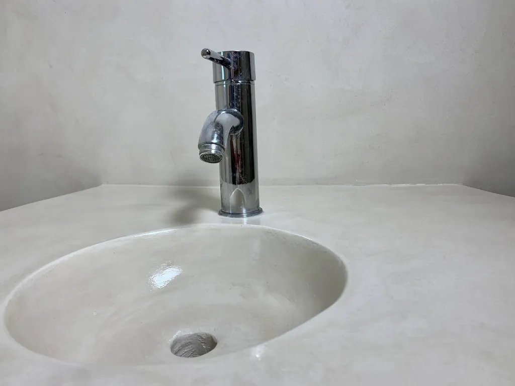 SALLE DE BAIN DONT VASQUE ET MURS EN MARMORINO TERRE DU MONDE A MARSEILLE