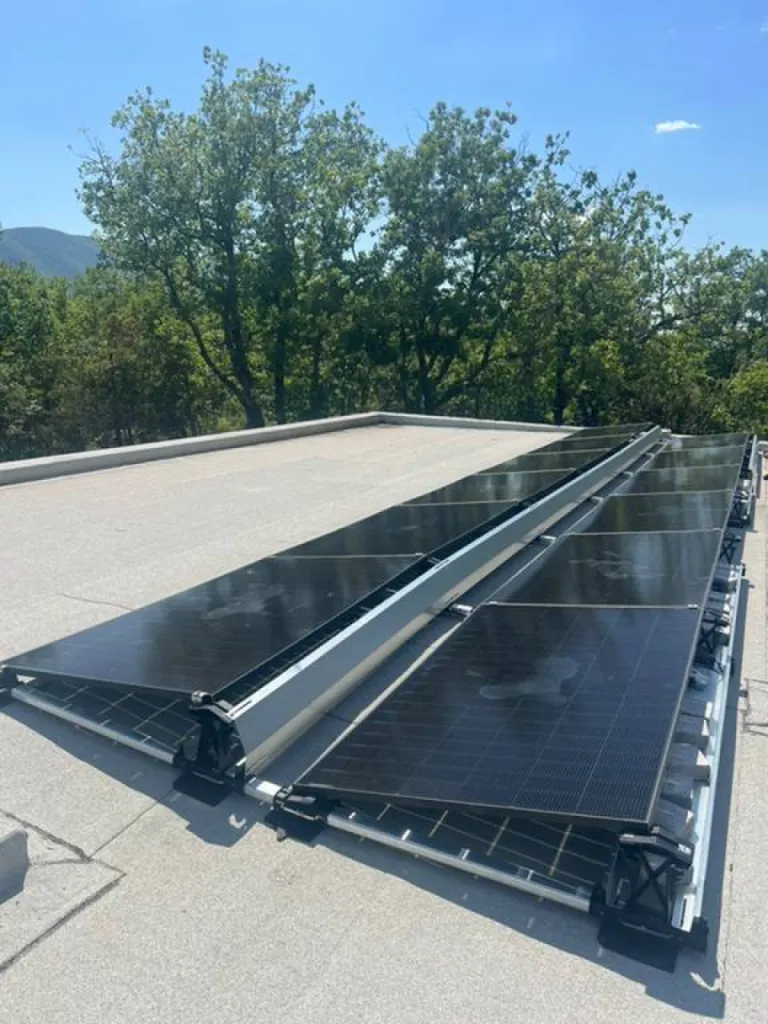 Pose de 12 panneaux solaires Dmegc sur un toit terrasse à Céreste en Lubéron à côté de Manosque 