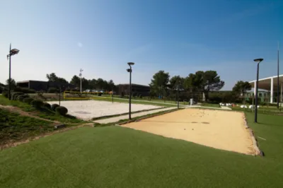 Activité détente : boulodrome 13 m pour une partie de pétanque au thecamp Hotel and Lodges à Aix en Provence