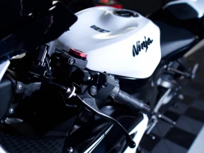 Grâce à notre expertise, cette Kawasaki Ninja ZX-6R est désormais à l’abri des projections de gravillons avec un film de protection PPF XPEL hautement performant.