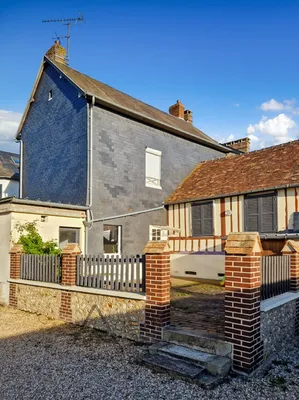 A vendre, jolie maison lumineuse de 1840 de 104 m² sur un terrain de 133m² située au Neubourg