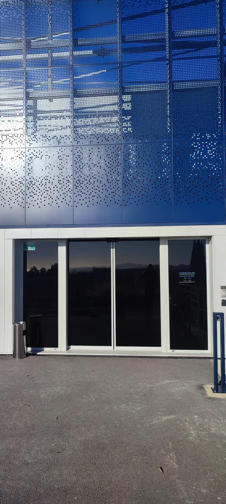 Pose de films vitres teintées anti-éblouissement aspect sombre pour reflets sur ordinateur et anti vis à vis AIX EN PROVENCE