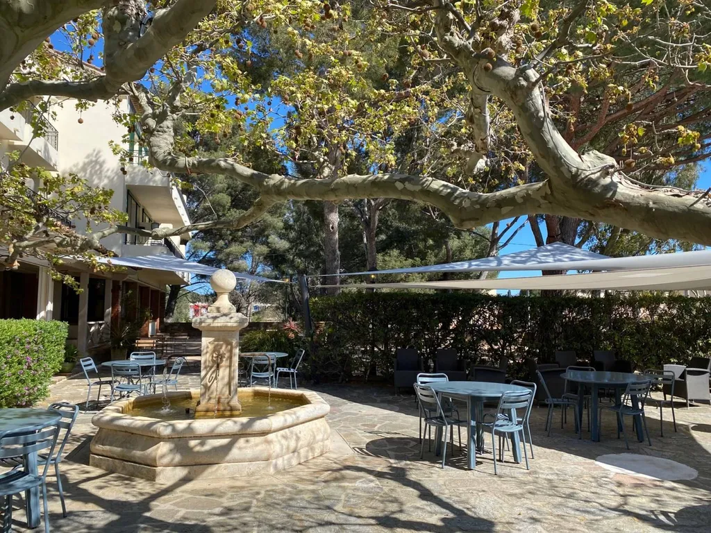 La Table de L'HDLP, restaurant de l'Hôtel de la Plage-HDLP, 83230 Bormes Les Mimosas, La Favière Var.