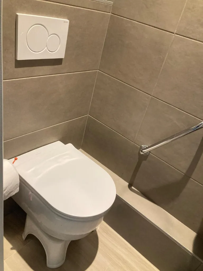 WC suspendu PMR installé pour améliorer accessibilité et confort