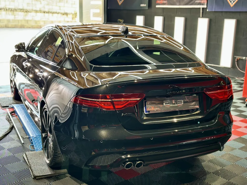 spécialiste du traitement céramique du Lyon et sa région . protection carrosserie Jaguar XE