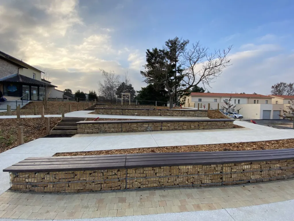 banquette en plastique recyclé sur gabion à GLEIZE (69) avec CALAD JARDINS SERVICES