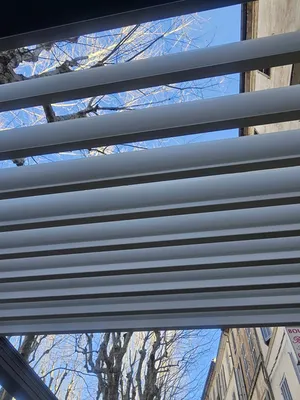 Pergola bioclimatique en aluminium sur mesure pour la terrasse d'un snack à La Ciotat