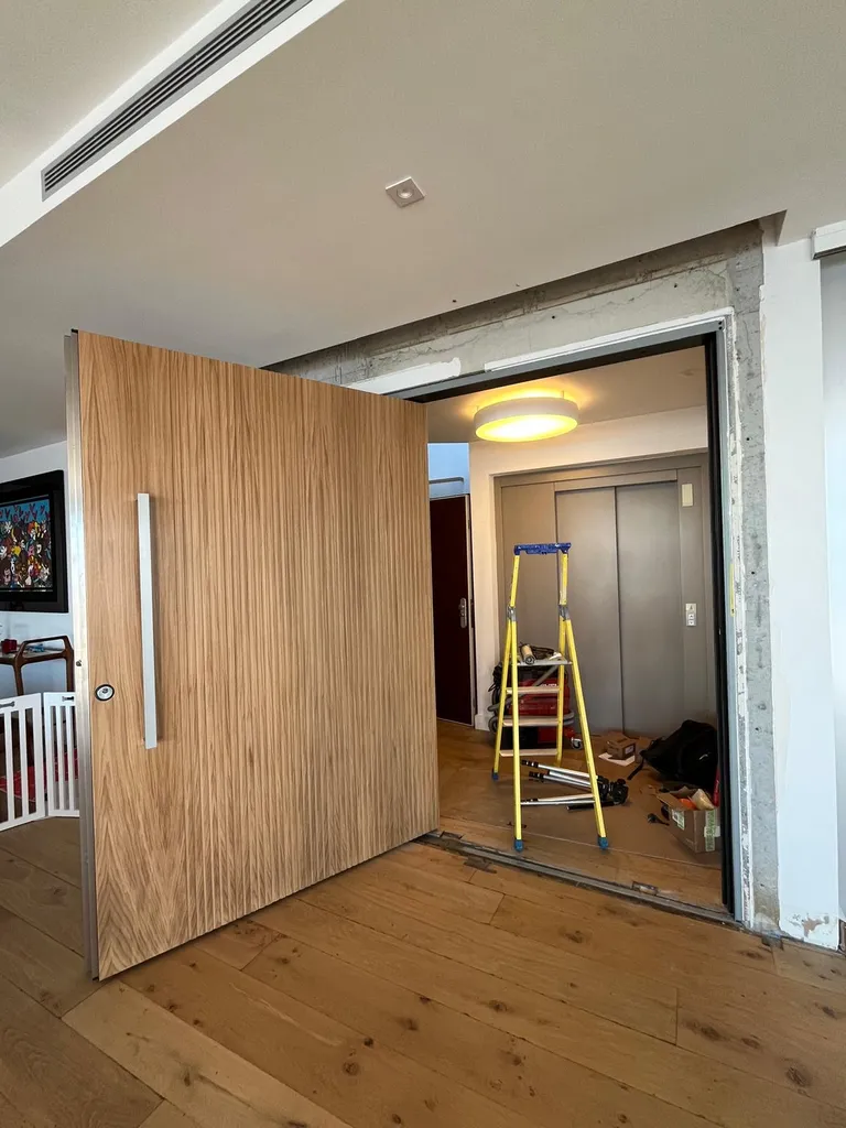 Une Silvelox Pivo't en chêne naturel Millerighe gruée au dernier étage d'un immeuble ajaccien : quand une porte devient pièce maîtresse